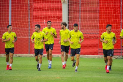 Los jugadores del Gimnàstic de Tarragona entrenan esta pretemporada a las órdenes de Toni Seligrat.