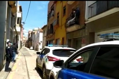 Moment en què la policia local i l'alcalde del Vendrell visiten a Modesta Gómez.