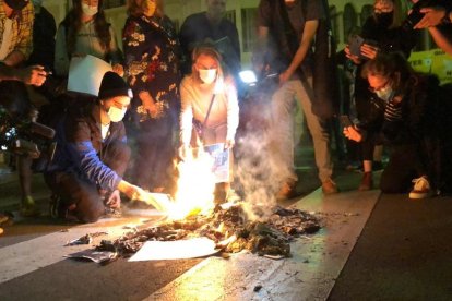 Crema d'imatges del Rei a la Rambla Nova de Tarragona, davant els Despullats.