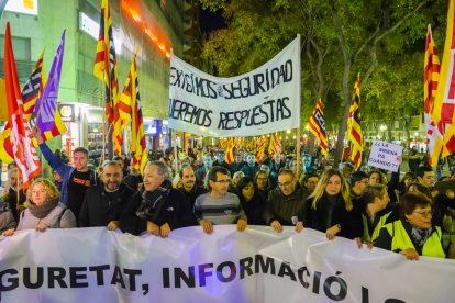 La manifestació va congregar unes 1.500 persones, segons dada aportada per la Guàrdia Urbana, que van exigir més seguretat a la indústria química i no oblidar l'explosió mortal a IQOXE.