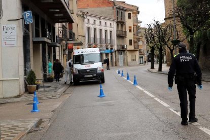 Imatge d'arxiu d'una ambulància durant un trasllat a una residència.