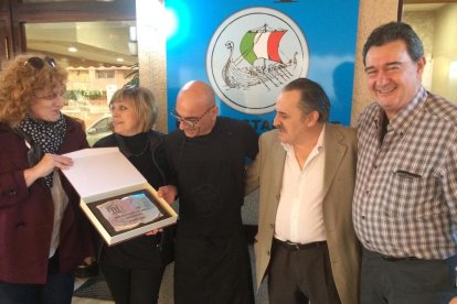 Piero Piccini amb la placa del primer premi del concurs D-Tapas.