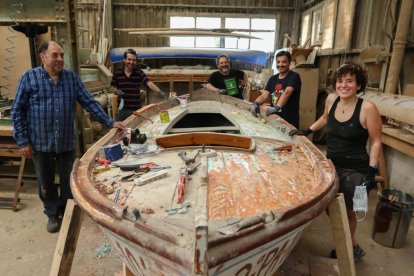 Joan Solé, Joan Rioné, Lluís Guzmán, Xavier Gil i Sílvia Casasayes amb la barca que reparen.