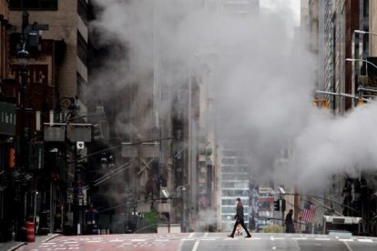 Una persona atraviesa la Avenida Madison de Nova York. Se considera en la ciudad de Nueva York el epicentro de la epidemia de coronavirus en los Estados Unidos