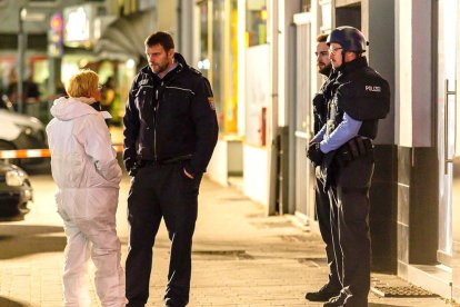 Agents de policia davant un dels locals on s'han produït els tirotejos.