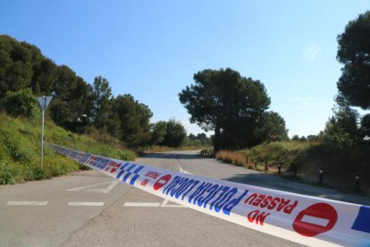 Una cinta de la Policía Local que prohíbe el paso a los vehículos en uno de los caminos cortados al municipio del Vendrell.