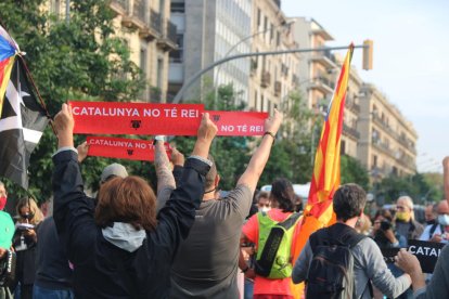 Diversos manifestants mostrant rètols de protesta contra el rei Felip VI davant l'Estació de França.