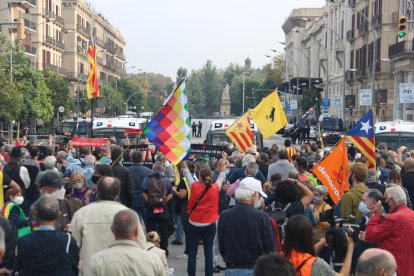 Manifestants a Pla de Palau, prop de l'Estació de França, protestant per l'arribada del rei Felip VI a Barcelona.