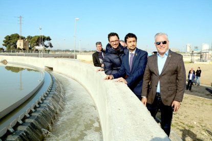 El conseller de Territori i Sostenibilitat, Damià Calvet, amb els alcaldes de Salou i Vila-seca durant la inauguració de l'ampliació de la depuradora.