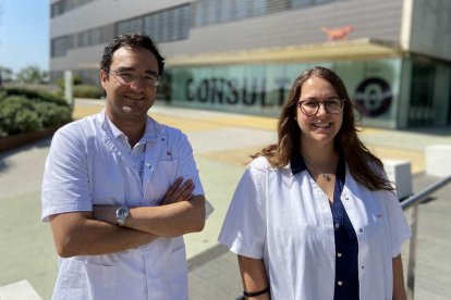 Ángel Montero y Helena Castillo, investigadores del estudio sobre el sarcoma d'Ewing realizado en el Hospital Sant Joan de Déu.