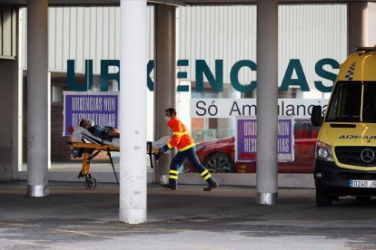 Imagen de archivo de una ambulancia con un enfermo en Lugo.