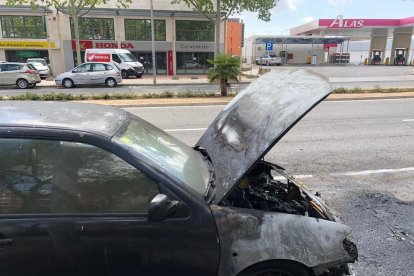 Uno de los turismos afectados por el incendio.