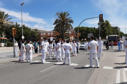 Imagen de la protesta 'Sanitàries en Lluita' delante del Hospital Joan XXIII.