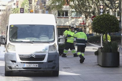 Trabajadores de FCC haciendo tareas de limpieza, ayer en el centro.