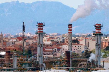 Imatge de la refineria de Repsol a la Pobla de Mafumet.