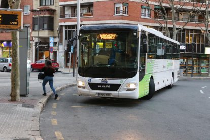 Els busos interurbans concentren les parades ara a la plaça de les Oques.