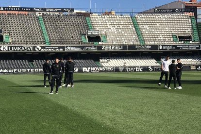 Els jugadors del Nàstic sobre la gespa de Castàlia