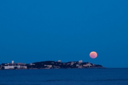 Imagen de archivo de la superluna de 2011, vista desde Cambrils.