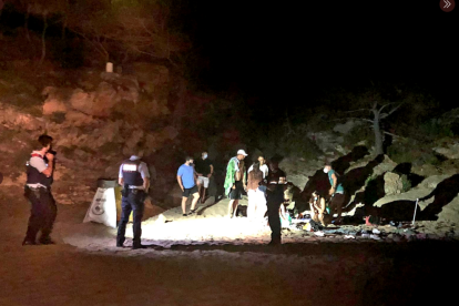 Agents de la policia local de Torredembarra durant la intervenció que va fer a la platja del Canyadell la matinada del dia 9.