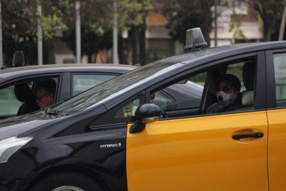 Un taxista de Barcelona con mascarilla.