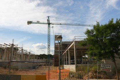 Imatge de les obres del nou centre educatiu, amb una lenta reactivació després del confinament.