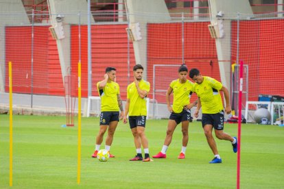 Quatre jugadors del Nàstic entrenen preparant la temporada més estranya de les que es recorden.