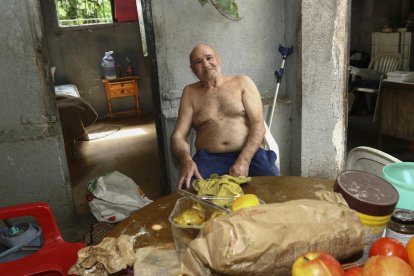 Omar Mohammed Yaki, a la caseta on viu al costat de les vies, a tocar del carrer Berlín de Salou.