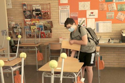 Un dels alumnes de cinquè de primària de l'Institut Escola l'Agulla del Catllar, en el primer dia de retorn a l'activitat.