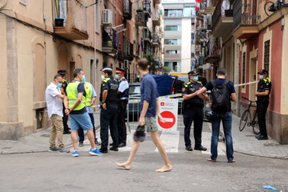 Els bombers treballen en l'incendi en un edifici de la Barceloneta, a Barcelona.