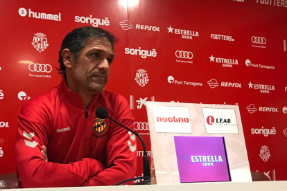 L'entrenador del Nàstic durant la roda de premsa.