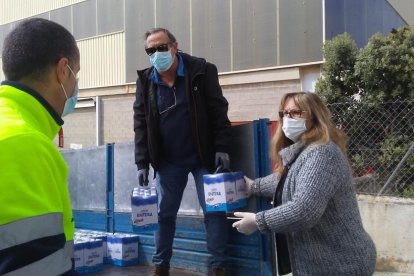 Voluntarios del Punto de Distribución de Alimentos de Roda de Berà.