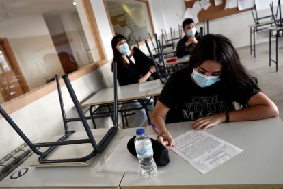 Diversos estudiants en una aula a l'IES Simone Veil de Paracuellos del Jarama, Madrid.