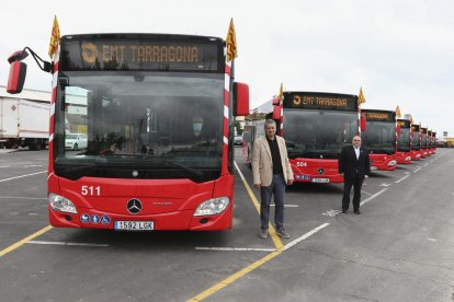 L'alcalde Ricomà i el president de l'EMT, Fortuny, amb els busos nous a les cotxeres de l'empresa.