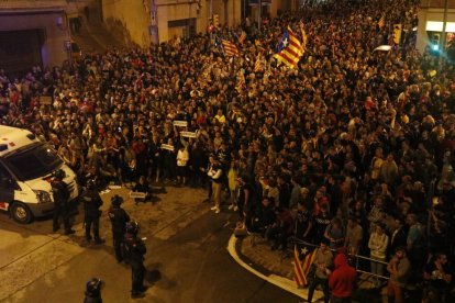 Pla mitjà dels manifestants davant del cordó de Mossos a prop de la caserna de la Guàrdia Civil