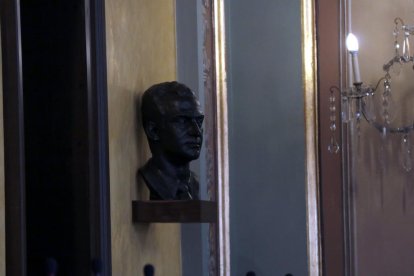 El bust de Joan Carles I ubicat al saló de sessions de la Paeria de Lleida, en una imatge d'arxiu