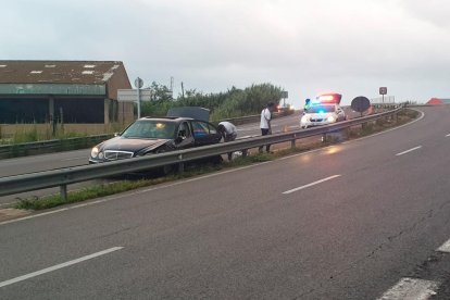 Un conductor ha topat contra la barrera de seguretat de la C-31b en sentit Tarragona.