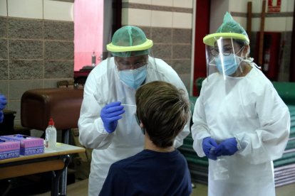 Pla mitjà d'un dels equips mòbils extraient mostres per a PCR a l'escola Bell-lloc de Girona