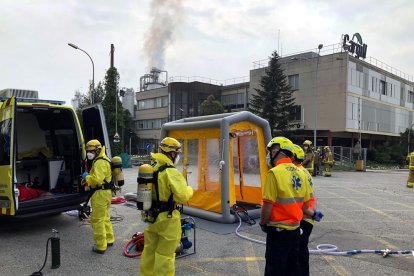 Efectius dels Bombers i del SEM en la fuita d'àcid clorhídric en una empresa química alimentària de Martorell