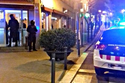 Agentes de Mossos y Guardia Urbana en uno de los locales inspeccionados en el barrio de Trinitat Vella