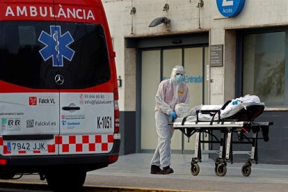 Un técnico sanitario traslada a un paciente al Hospital de Bellvitge.