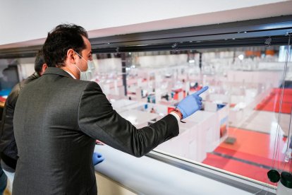 El vicepresident de la Comunitat de Madrid, Ignacio Aguado, visitant un 'hospital de campanya.