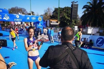 Marta Galimany con el trofeo de campeona de España en Maratón