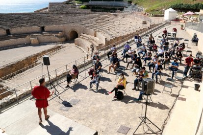 Personatges romans i del públic en una de les activitats organitzades per Tarraco Viva que s'ha fet a l'amfiteatre romà de Tarragona.