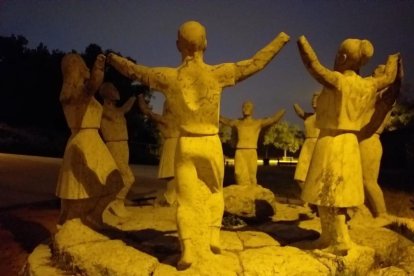 Pla obert del monument a la Sardana ubicat a Montjuïc, on es veu les figures amb els braços amputatsa