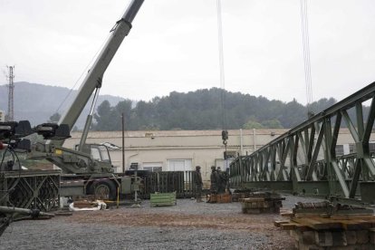 El ejército, trabajando en el nuevo puente