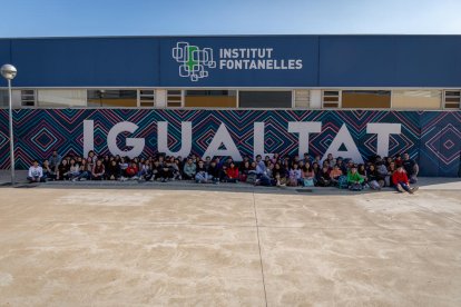 Els alumnes que han participat en el disseny i elaboració del mural.