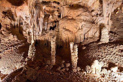 Una de les sales de la Coves Meravelles de Benifallet