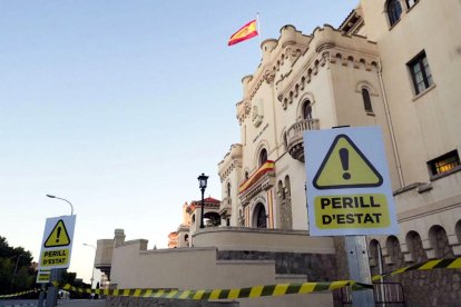 Señales de 'peligro de Estado' delante del Cuartel del Bruc, en Barcelona.