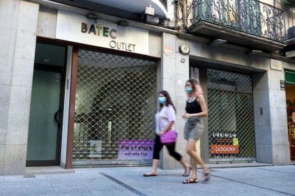 Dos locales consecutivos cerrados a la Rambla de Girona.