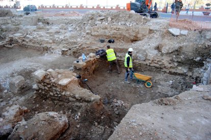 Pla picat de dos treballadors en l'obra d'urbanització de la plaça de la Catedral de Tortosa i la museïtzació de les restes arqueològiques.